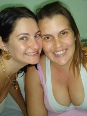 Dbora com a amiga Nayara ( direita) em Descalvado (Foto: Arquivo Pessoal)