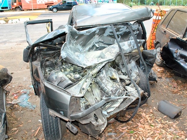 Carro da famlia ficou destrudo (Foto: Anderson Oliveira/Blog do Anderson)