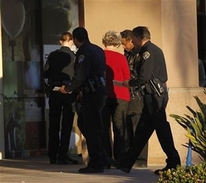 Policiais de San Diego entram em cinema em busca de suspeito armado (Foto: AP)