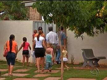 Familiares e amigos chegaram ao velrio da criana. (Foto: Reproduo/TVCA)