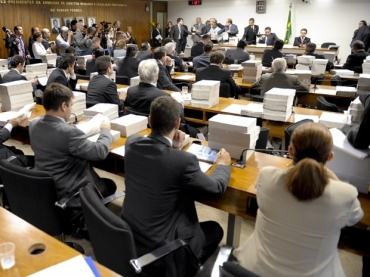 Parlamentares durante sesso de votao do relatrio final da CPI do Cachoeira; concluso com mais de 4 mil pginas foi 