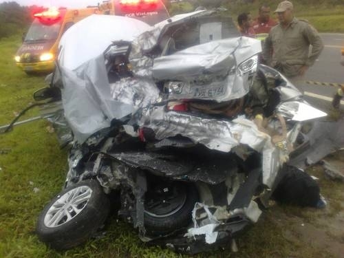 Carro fica destrudo aps coliso contra caminho na Via Lagos Leitor Fbio