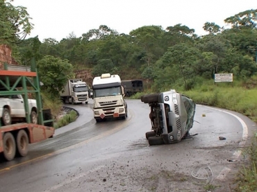 Carro capotou na Serra do Mangaval, prximo a cidade de Cceres. (Foto: Reproduo/TVCA)