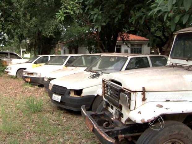 Deixados a cu aberto, carros do Indea transformaram-se em criadouros da dengue (Foto: Reproduo/TVCA)