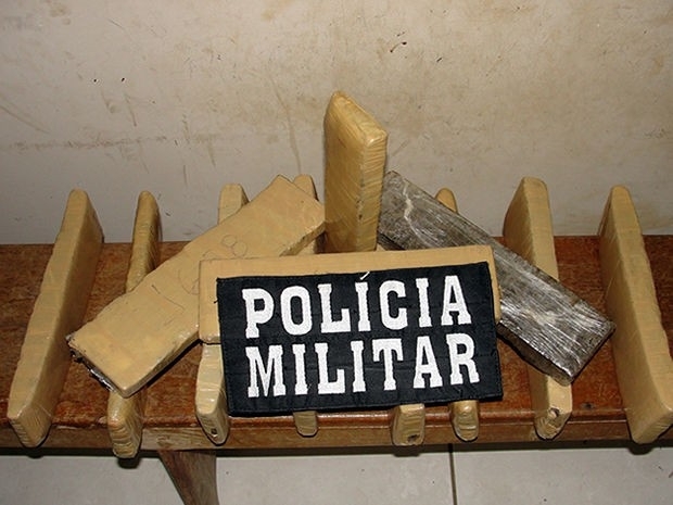 Droga foi encontrada escondida dentro de bolsa na casa do suspeito. (Foto: Joo Paulo Rezende/ Clique F5)