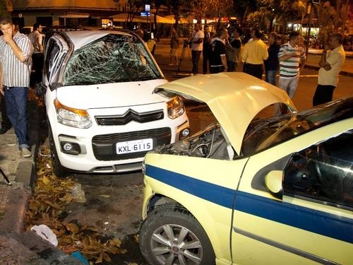 Carro do ator Cludio Lins colidiu com um txi num cruzamento em frente  Praa Santos Dumont, na Gvea Fernando Quevedo