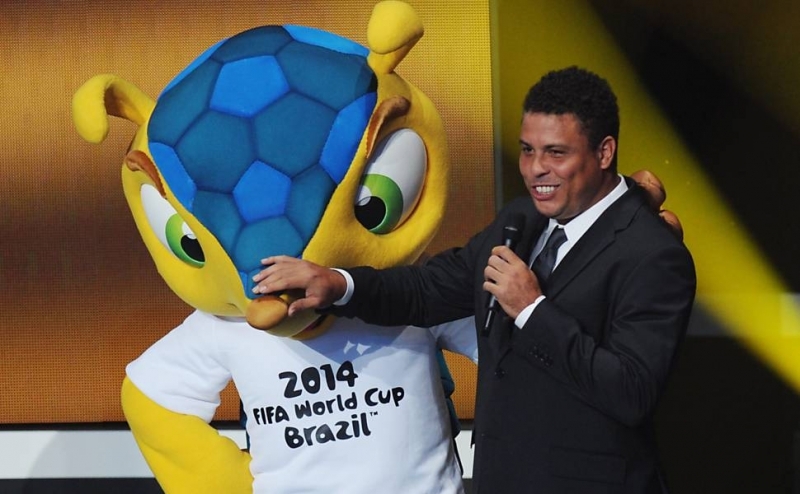 Ronaldo posa ao lado de Fuleco, o mascote da Copa 201 durante a cerimnia de premiao Bola de Ouro em Zurique, na Sua