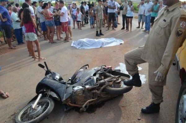 Mulher foi atropelada pelos pneus traseiros da carreta e morreu na hora