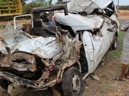 A van que trazia familiares de Sobral ficou totalmente destuda