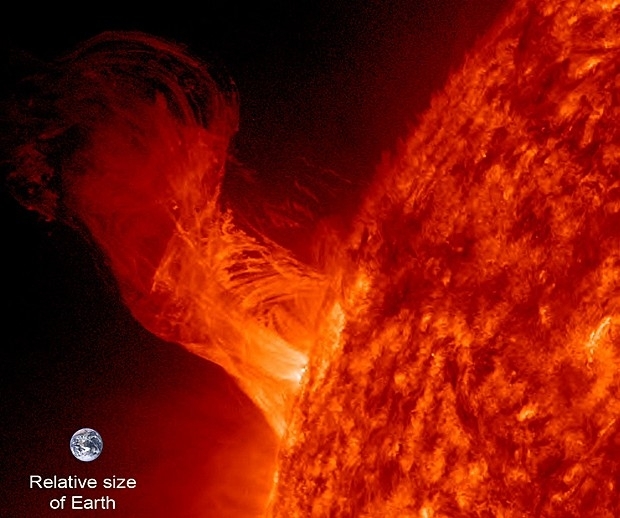 Erupo solar registrada na segunda  comparada acima ao tamanho da Terra (Foto: Nasa/SDO/Steele Hill)