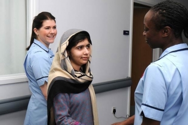 A jovem paquistanesa Malala Yousafzai deixa o hospital nesta sexta-feira (4) em Birmingham (Foto: AFP)