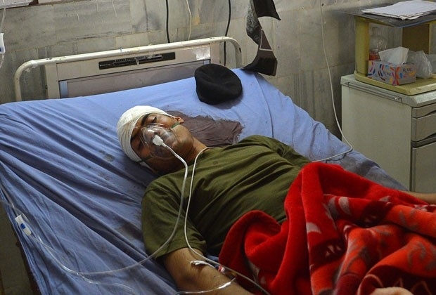 Soldado paquistans que sobreviveu a execuo  tratado em hospital neste domingo (30) (Foto: AFP)