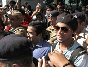 Ronaldinho contou com segurana reforada no desembarque (Foto: Agncia AFP)