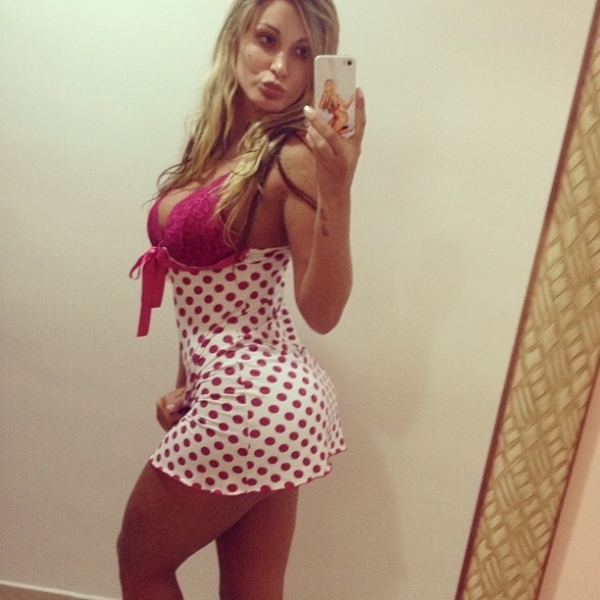 Andressa Urach posta foto de camisola 