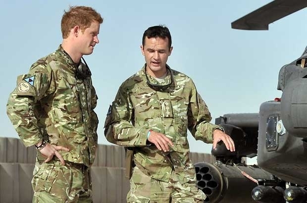 O Prncipe Harry ( esq.) no Campo Bastion, na provncia de Helmand, no Afeganisto, em 7 de setembro (Foto: AFP)