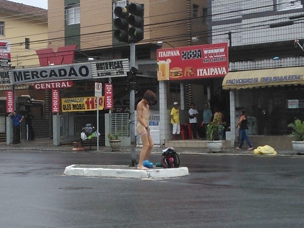 Mulher ficou pelada, danou e fez diversas poses em So Vicente, SP (Foto: G1)