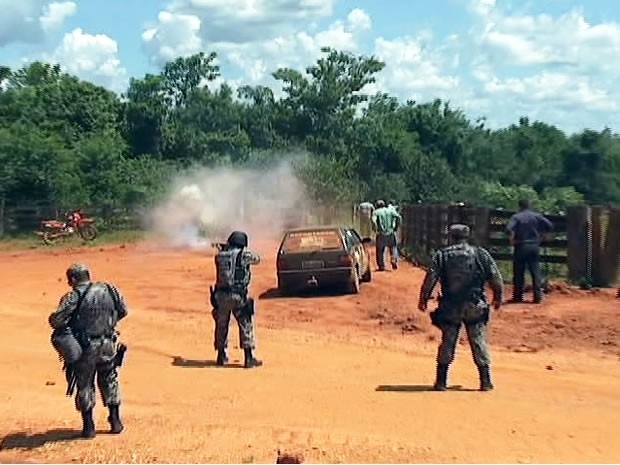 Confronto entre produtores e polcia durou cerca de 30 minutos em Mariwatsd (Foto: Reproduo/TVCA)