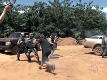 Durante confronto, produtor tentou tirar arma de policial em Mariwatsd (Foto: Reproduo/TVCA)