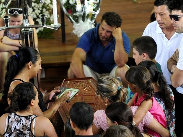 Suspeito (de azul) de matar pais, irm e sobrinho foi ao velrio dos familiares, em Penha (Foto: Maiara Bersch/Agncia R