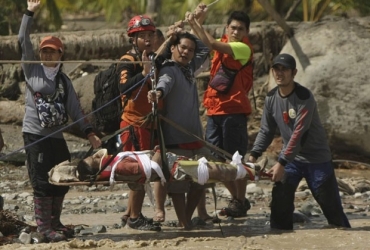 Carlos Agang  resgatado com vida dois dias aps ser arrastado por enxurrada nas Filipinas (Foto: Reuters/Stringer)