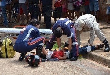 Assaltante foi socorrido pelo Samu aps acidente (Foto: Varlei Cordova/ Agora MT)