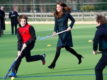 Kate Middleton brinca com crianas ao visitar sua antiga escola, em Pangbourne: um herdeiro para William AP 