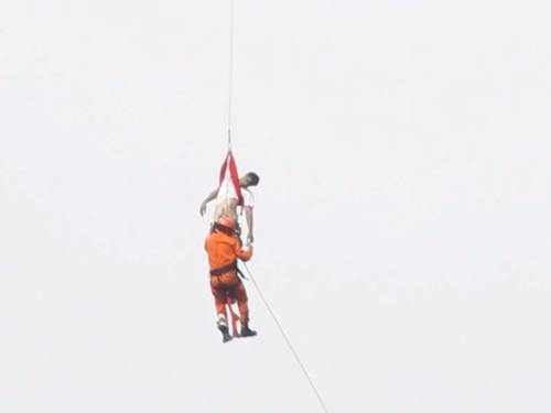 Alpinista  resgatado em escalada no Po de Acar Marcelo Carnaval / O Globo