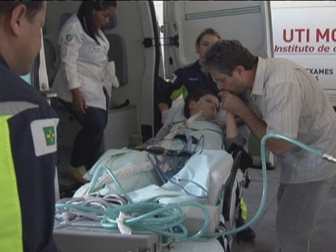 Pai de Lucas beija a mo do filho aps a chegada do garoto ao hospital (Foto: TV Globo/ Reproduo)