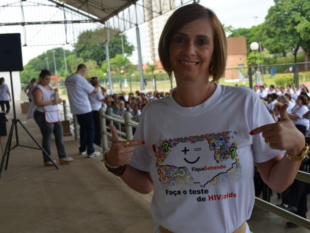 Alessandra com a camiseta da campanha de preveno do HIV em Piracicaba (Foto: Fernanda Zanetti/G1)