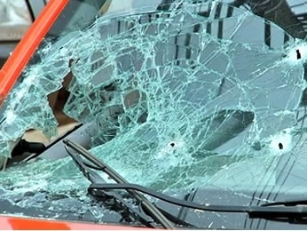 Carro usado por assaltantes foi baleado durante cerco policial (Foto: Reproduo/TVCA)