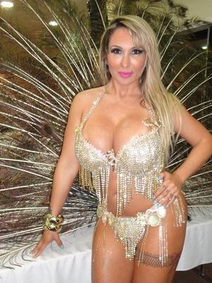 A DJ experimentou uma fantasia de Carnaval banhada a ouro e com pedras preciosas