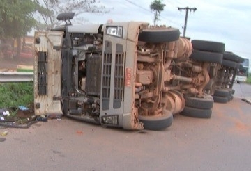 Carreta com carga de madeira tombou em rodovia (Foto: Reproduo/TVCA)