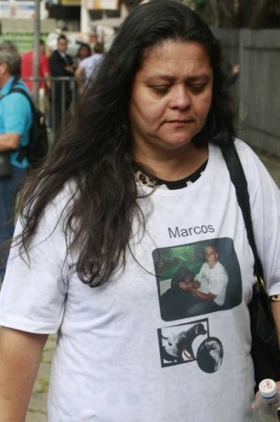 Denisleine dos Santos e a camisa que mostra o marido ao lado de um Rottweiler Foto: Fabiano Rocha / Extra