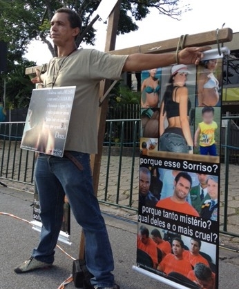 Andr Luiz dos Santos pede justia em frente ao frum de Contagem (Foto: Liliana Junger/TV Globo)