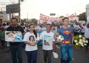 Familiares do garoto Ryan e sua av Admrcia durante a caminhada pela paz promovida em 13 de novembro