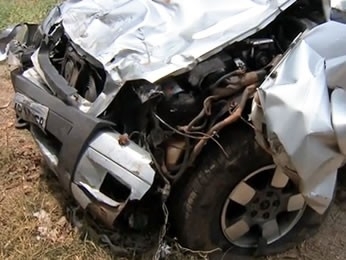 Caminhonete aps o atropelamento que matou 7 em rodovia de MT (Foto: Reproduo/TVCA)