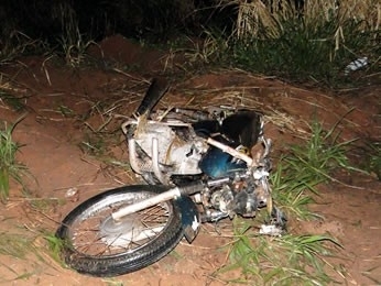 Motocicleta era pilotada por secretrio de Educao que tambm morreu atropelado (Foto: Jaime Ferreira/Revista Portal)