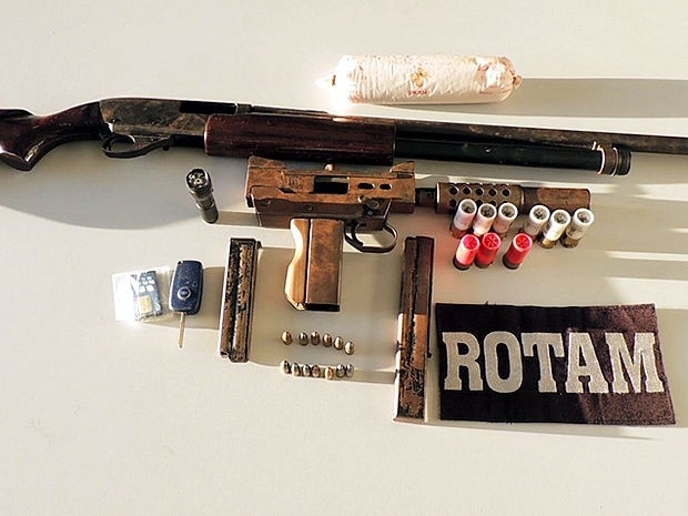 Submetralhadora foi encontrada com outras armas em casa na capital. (Foto: Assessoria/PM)