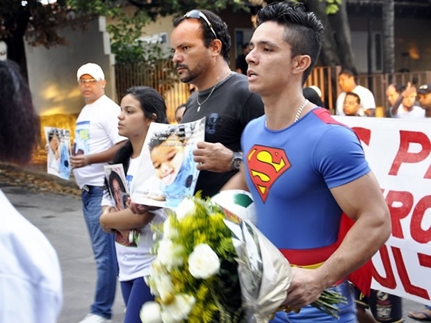 Pai, av e me do garoto Rhyan fizeram manifestao pelas ruas de Cuiab (Foto: Tita Mara Teixeira/G1)