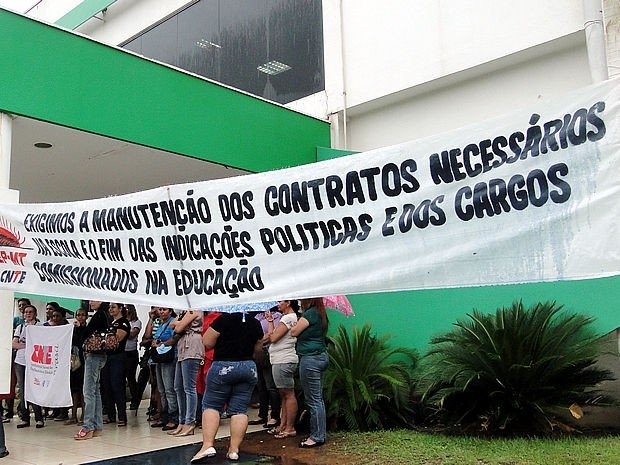 Professores protestam contra demisso em massa na cidade (Foto: Assessoria/Sintep)