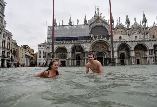 Cerca de trs quartos da cidade de Veneza ficaram alagados. (Foto: Luigi Costantini/AP)