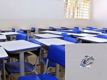 Aluno foi baleado dentro de sala de aula de escola. No detalhe, a marca deixada pelo tiro (Foto: Reproduo/TVCA)