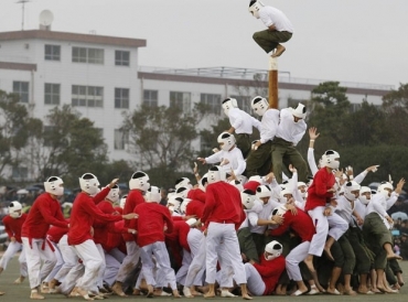 Cadetes competem no tradicional jogo de derrubar poste (Foto: Kim Kyung-Hoon/Reuters)