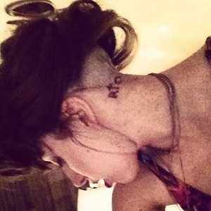 Lady Gaga exibe tatuagem que fez em estdio carioca (Foto: Instagram)