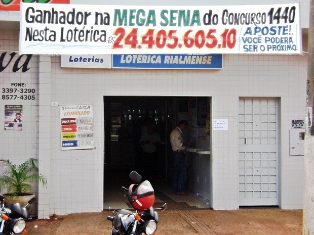 Fachada da nica loteria de Rialma, onde foi feita a aposta ganhadora (Foto: Rosa Ribeiro/Divulgao)