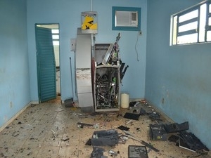 Assaltantes explodiram caixa eletrnico e fugiram. (Foto: Assessoria/ Prefeitura de Nova Olmpia-MT)