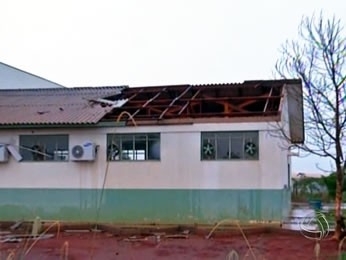 Temporal destelhou laboratrio de Pesquisa da Unemat em Tangar da Serra (Foto: Reproduo/TVCA)