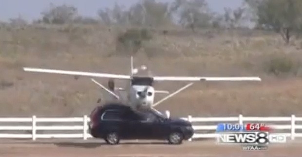 Vdeo mostra o momento em que avio bate em caminhonete que passava por rua ao lado do aeroporto (Foto: Reproduo)