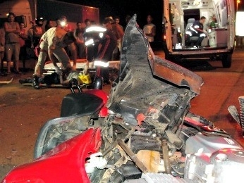 Motocicleta ficou destruda aps bater de frente com caminho (Foto: Clique F5)