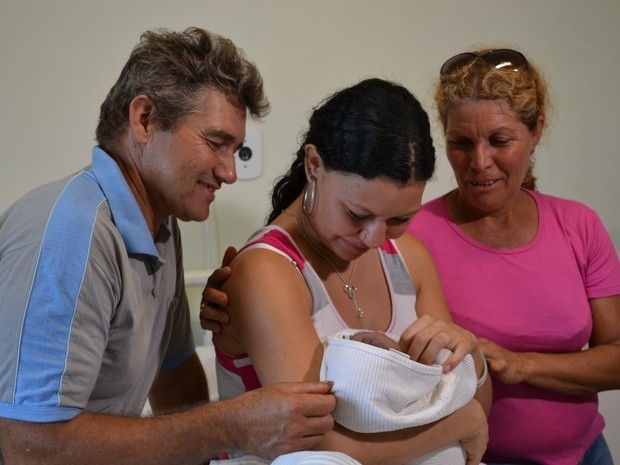 Com o filho nos braos, Pmela  acompanhada da me e do padrasto no hospital (Foto: Leandro Abreu/G1 MS)